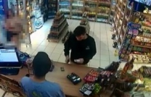 Denizli’de markete üstsüz gelerek alışveriş yaptı