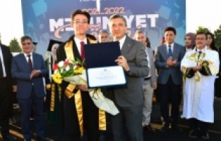 İnönü Üniversitesinin mezuniyet sevincine Vali Şahin'de ortak oldu