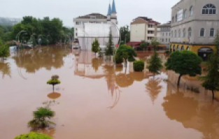 Karadeniz'i sel vurdu! Onlarca yaralı var...