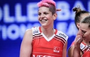 Milli voleybolcu Ebrar Karakurt 'un eski hali görenleri şoke etti