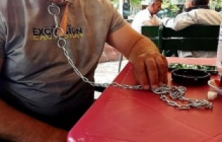 Nefsini terbiye etmek için sokakta köpek tasmasıyla geziyor