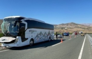 Otobüs ile Kargo Kamyonu Çarpıştı: 17 Yaralı