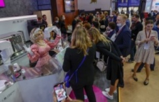 Robot barista, müşterilere kahve servis etti