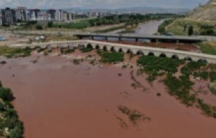 Sağanak yağışlar Kızılırmak'ın rengini aslına döndürdü