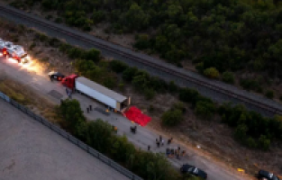 Terk edilmiş bir tırda 42 göçmen ölü bulundu