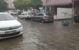 Bayramın birinci günü sağanak yağış sele sebep oldu