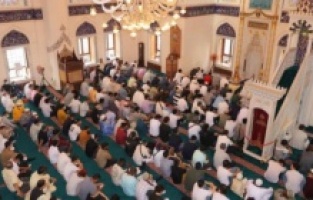 Cemaat camiye sığmadı, bayram namazı iki kez kılındı