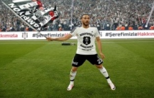 Cenk Tosun tekrar yuvaya döndü. Beşiktaş eski golcüsü Cenk Tosun ile 1+1 yıllık sözleşme imzaladı
