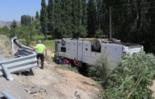 Denizli'de tur otobüsü şarampole devrildi: 41 yaralı