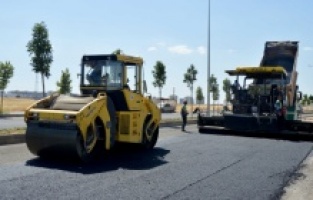Diyarbakır Büyükşehir Belediyesi bozulan yolları yeniliyor