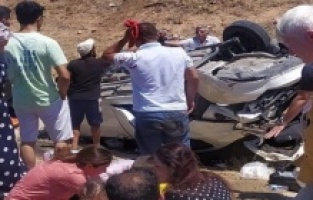 Diyarbakır'da otomobil şarampole yuvarlandı!