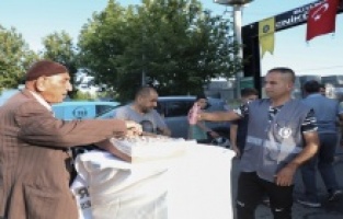 Kabir ziyareti yapan vatandaşlara şeker ve lokum ikramı