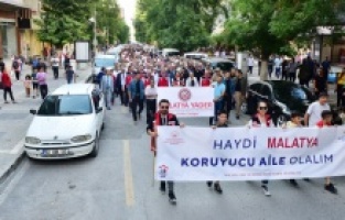Koruyucu Aile gününde kortej yürüyüşü