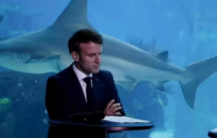 Macron, dayanamadı yorgun düştü