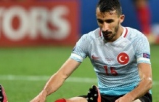 Mehmet Topal 36 yaşında futbolu bıraktı