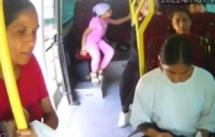 Minibüsün açık kalan kapısından düşen kadın, yaşamını yitirdi