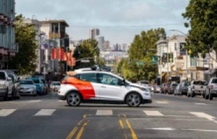 ‘Robot Taksi’ler kontrolden çıkarak yolu kapattılar