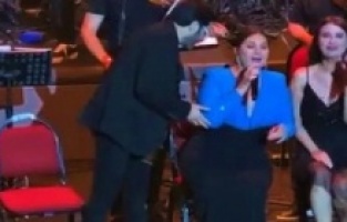 Sibel Can'ın Edremit konserinde olay çıktı.