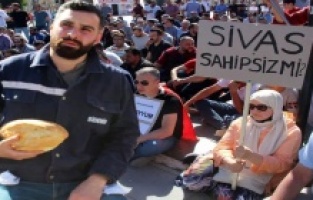 Sivas'lı işçiler oturma eylemi başlattı.