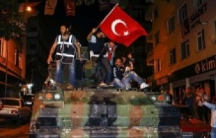 Ünlülerden '15 Temmuz Demokrasi ve Milli Birlik Günü' mesajları