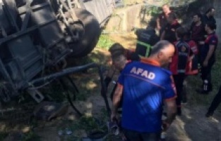 Yolcu otobüsü devrildi: 6 ölü, 25 yaralı