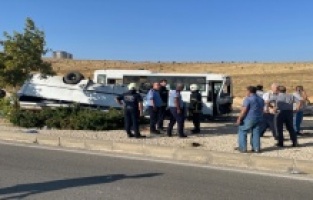 İki işçi servisi çarpıştı 2'si ağır 19 kişi yaralandı