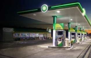 İngiliz petrol rafinerisi BP de ikinci çeyrekte karını üçe katladı