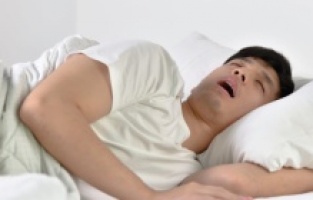 Uykusunda horlayanlar gündüzleri daha hareketsiz