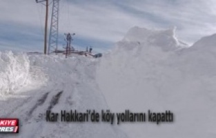 Hakkari'nin Şemdinli ilçesinde yoğun kar yağışı nedeniyle köy yolları kapandı.