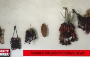 Kadınlar hikayelerini  geleneksel el sanatlarına işliyor.