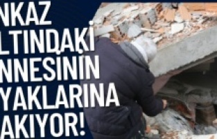 Enkaz altındaki annesinin ayaklarına bakıyor!