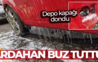 Ardahan'da dondurucu soğuklarda aracın depo kapağı dondu