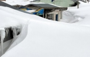 Ardahan ilkbaharda kışı yaşıyor! Yaylada evler kara gömüldü