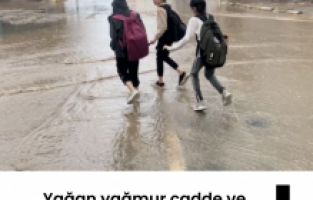 Yağan yağmur cadde ve sokakları göle çevirdi