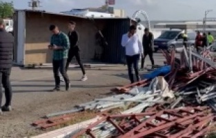 İnşaat malzemesi yüklü kamyon devrildi: 4 yaralı