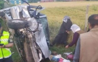 Diyarbakır’da otomobil ile minibüs çarpıştı: 1’i çocuk 6 yaralı