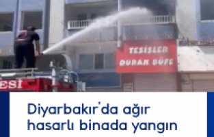 Diyarbakır'da ağır hasarlı binada yangın