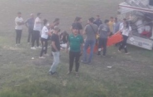 İşçileri taşıyan kamyonet ile otomobil çarpıştı: 12 yaralı