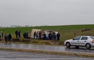 Diyarbakır Silvan karayolunda araç takla attı