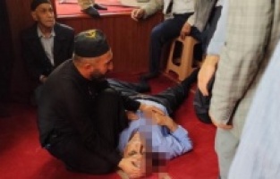 Camide bıçaklı saldırıya uğrayan kişi ağır yaralandı!