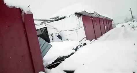 2 metreye ulaşan kar ahırları yıktı