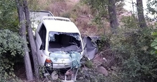 Gümüşhane’de kamyonet şarampole yuvarlandı: 2 yaralı