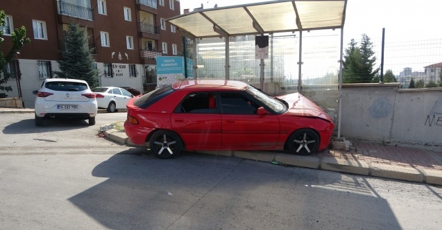 Otomobile çarpan araç durağa savruldu; 5 yaralı