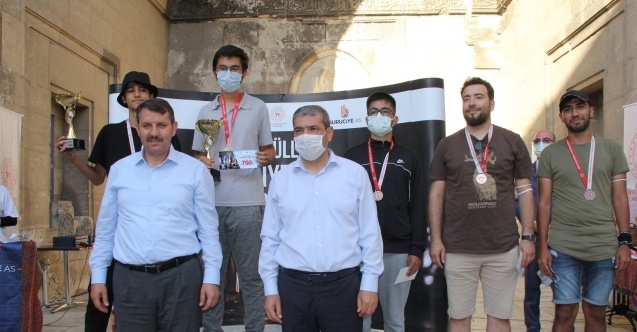 Satranç turnuvasında dereceye girenler ödüllendirildi