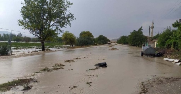 Şiddetli yağmur ilçeleri vurdu