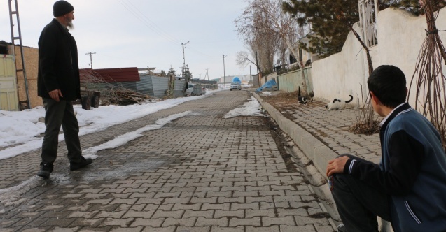 Dede ve torunu buz tutan boruya sıkışan kedi için seferber oldu