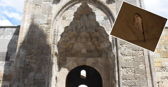 Sivas'taki tarihi medresenin kemerinde 'mala' unutuldu