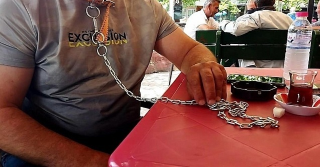 Nefsini terbiye etmek için sokakta köpek tasmasıyla geziyor