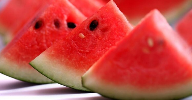 Yazın vazgeçilmez meyvesi karpuzun faydaları