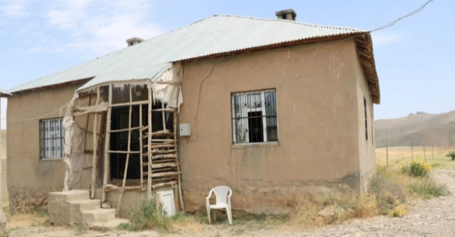 Bu evde her gün sürüyle yılan çıkıyor